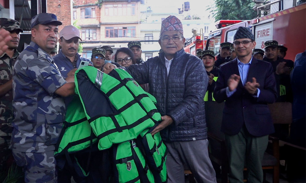 ललितपुर महानगरद्वारा १५ लाख बराबरको सुरक्षा सामग्री हस्तान्तरण